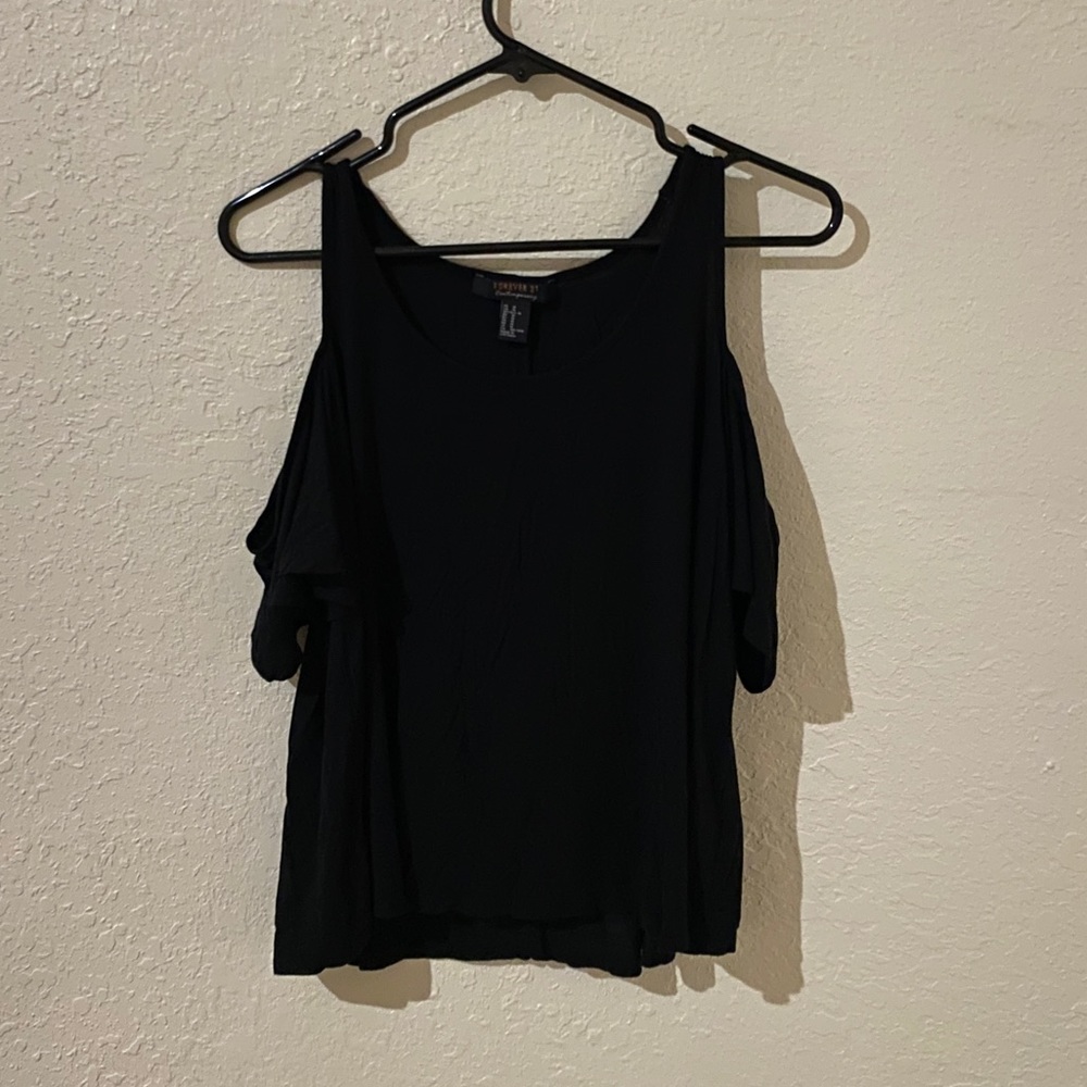 📦 Forever 21 Contemporary Flowy Top Black Cold Shoulder Scoop Neck Size M
